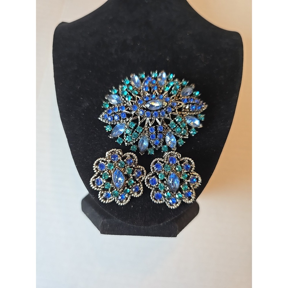 Vintage Signed Weiss Brooch Blues with Clip Earrings to go with‎ this Runway WOW